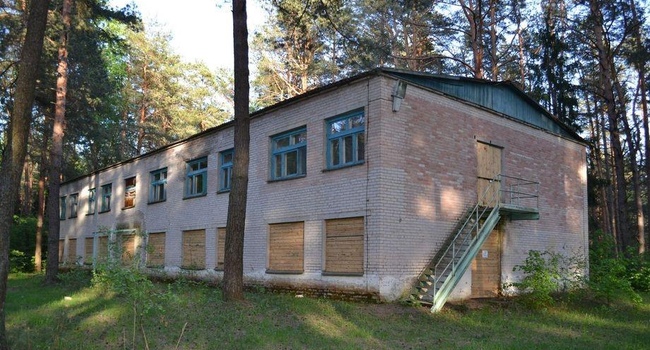 Комплекс зданий с участком на берегу