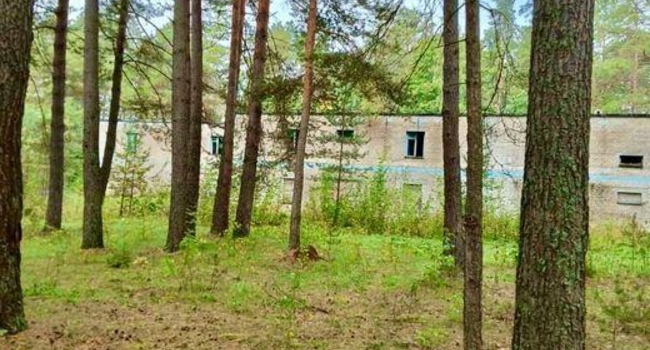 Комплекс зданий с участком на берегу