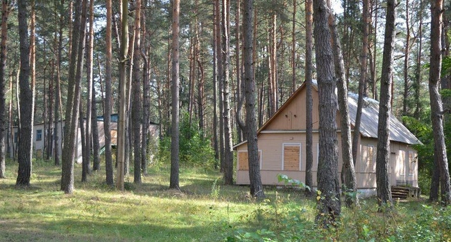 Комплекс зданий с участком на берегу